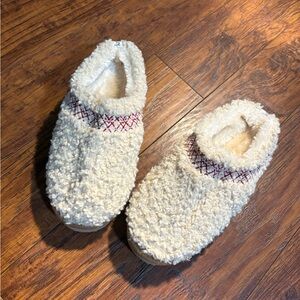 Kooba women’s size “9/10” slippers clogs. Look very similar to Uggs
